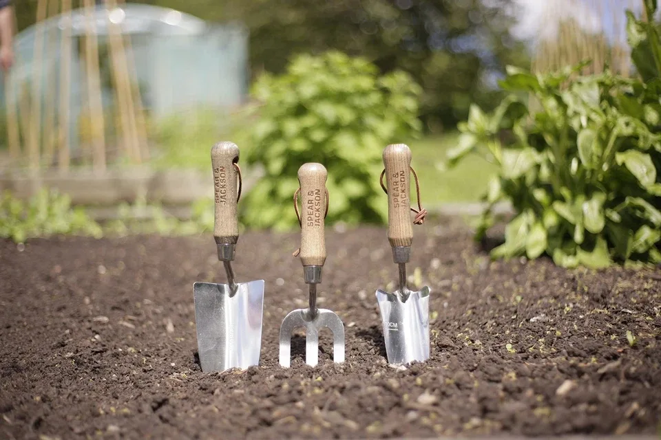 Spear & Jackson Traditional Transplanting Trowel image 2